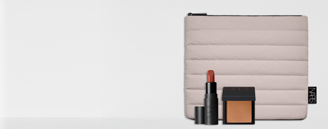 Mini Laguna Bronzing Powder, Mini Explicit Lipstick en een make-up pouch