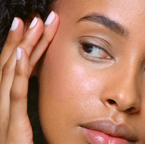 Breng het onder foundation of een getinte moisturizer aan voor een stralende glow. 