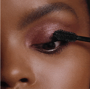 Werk het geheel af met een rijkelijke laag Climax Mascara.