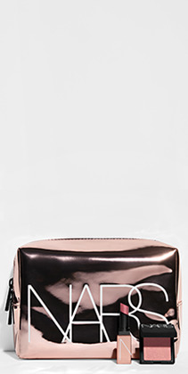 VOS 2 ESSENTIELS GLOW OFFERTS DES 65€ D'ACHAT & UNE POCHETTE EXCLUSIVE DES 80€ D'ACHAT.