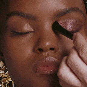 Blend GO DEEP over de huidplooi, voor een extra dramatisch effect.