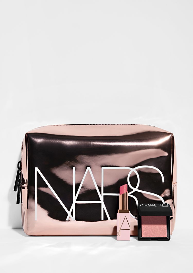 JOUW 2 GLOW ESSENTIALS BIJ BESTEDING VANAF € 65+ EN EEN EXCLUSIEVE POUCH BIJ BESTEDING VANAF € 80+.