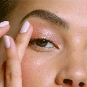 Appliquez sur les yeux, les joues, les lèvres ou le corps du bout des doigts. La chaleur de la peau permet au produit de s’estomper facilement.  